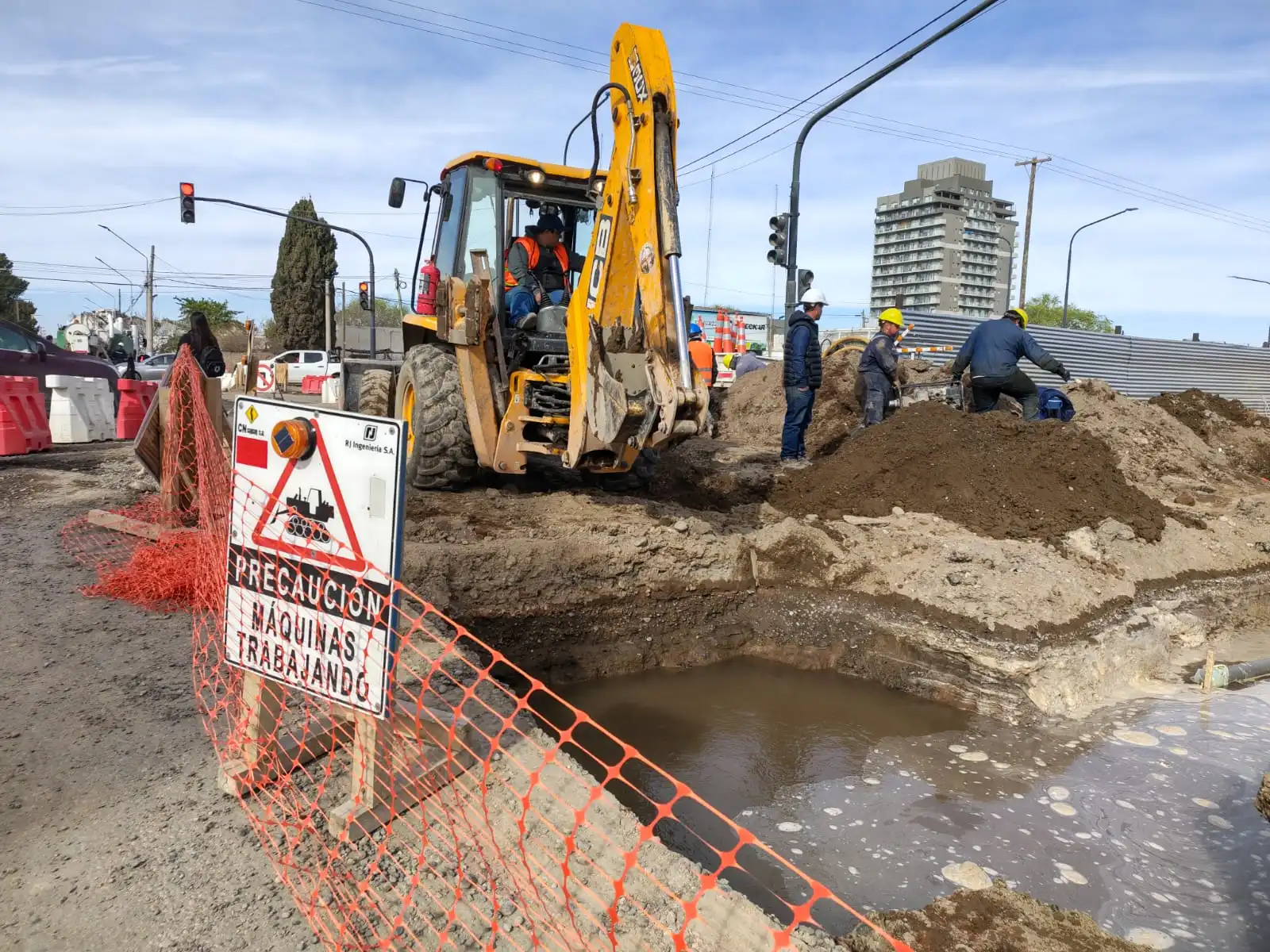 En el marco de la obra de la Avenida Mosconi, se reemplaza tramo de cañería sobre calle Planas